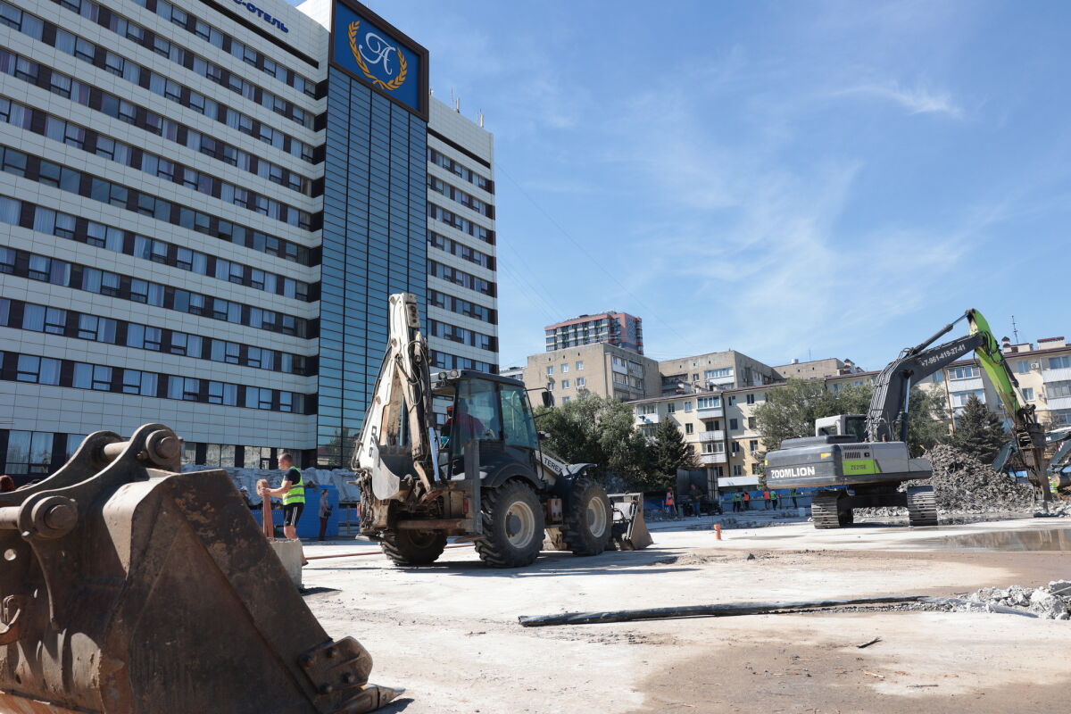 В Ростове приступили к расчистке территории для фонтана на площади Ленина  - фото 1