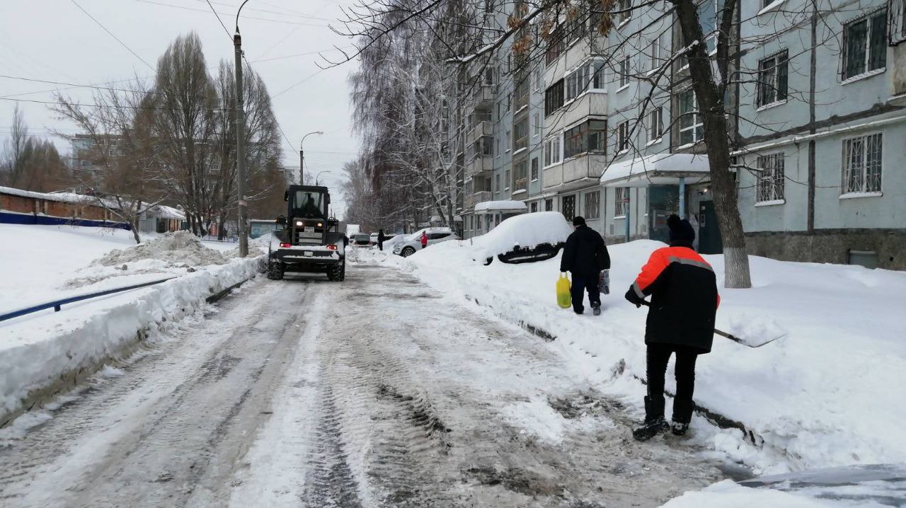 В Самаре на уборку дворов от снега 16 января вышло более 2 тыс. уборщиков 