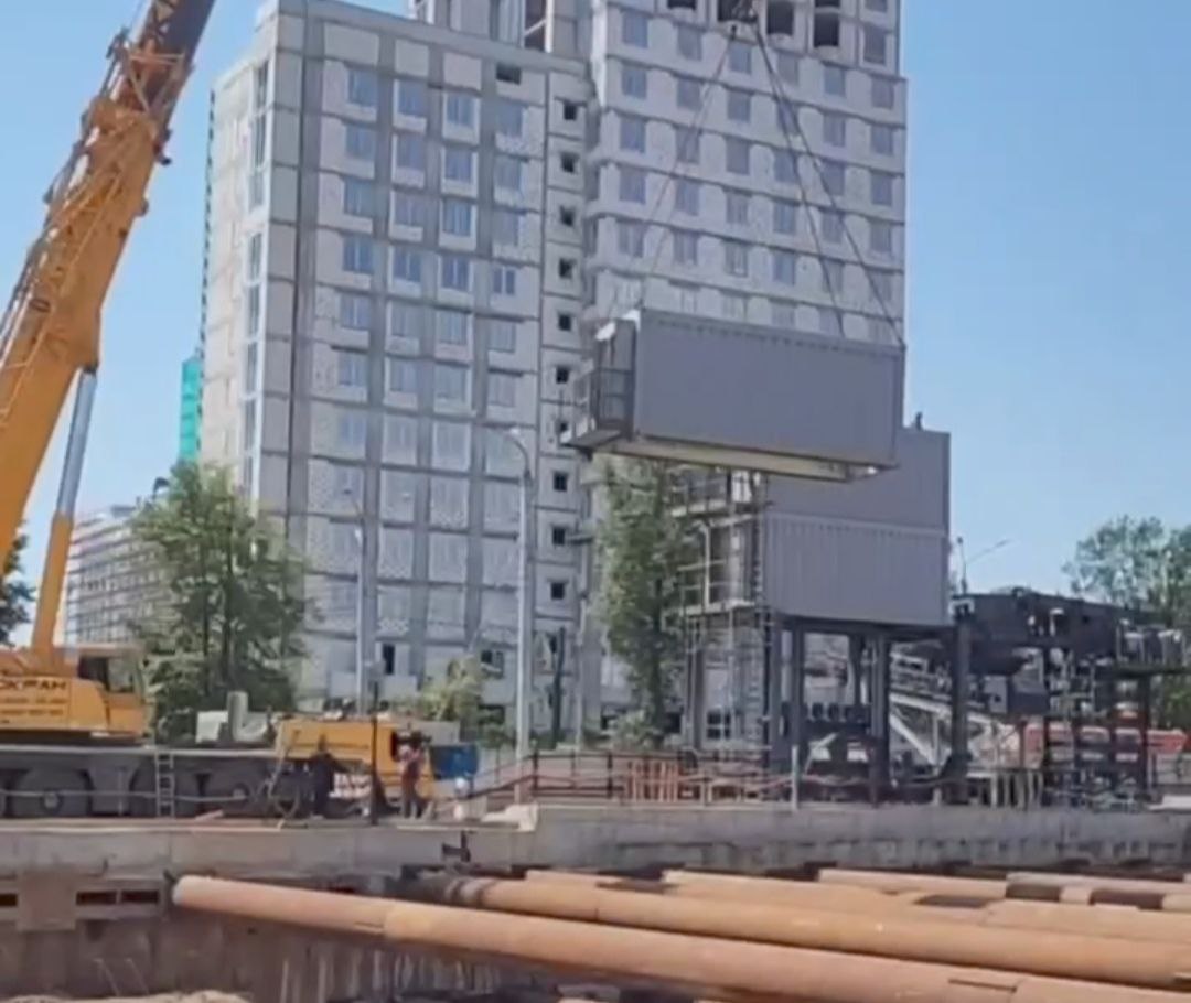 Девятиэтажная вышка появилась на площади Сенной для строительства метро