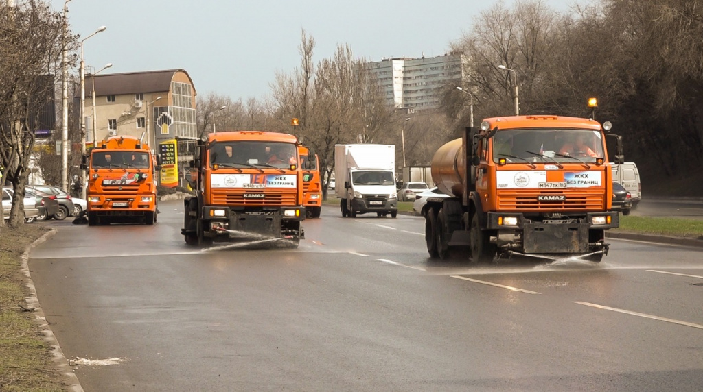 Коммунальная техника Ростова переведена на весенний режим работы для уборки улиц