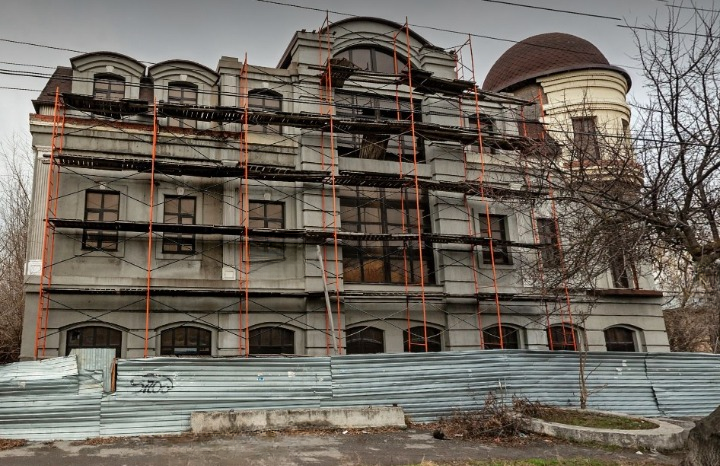 В Батайске за ₽ 78 млн продают недостроенную гостиницу на месте универмага - фото 1