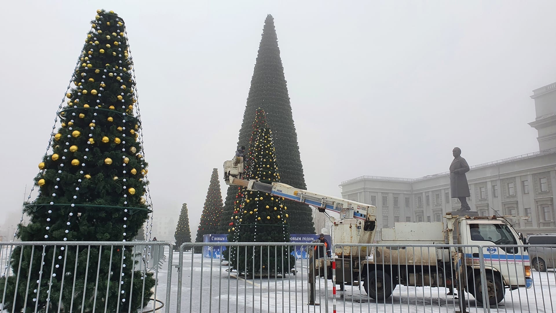 В Самаре установили 25-метровую елку на площади Куйбышева