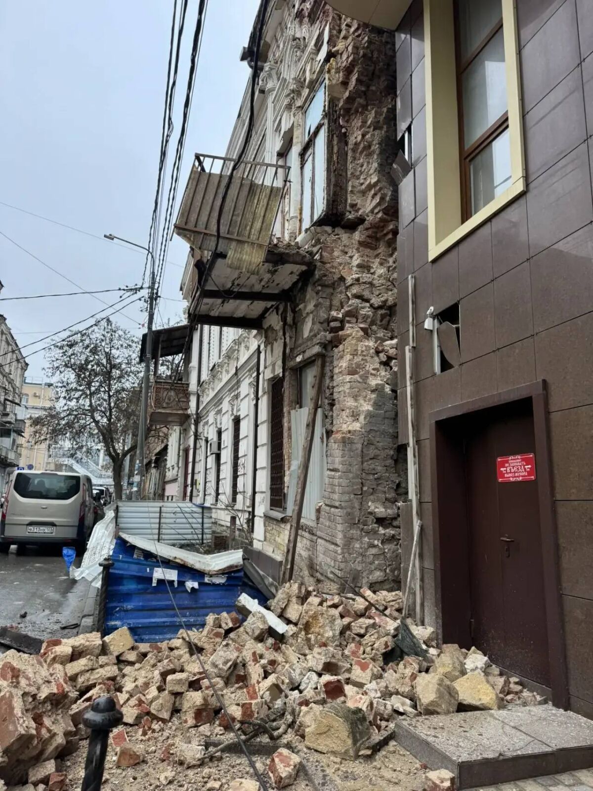 В Ростове на Шаумяна обрушилась стена жилого дома - фото 1